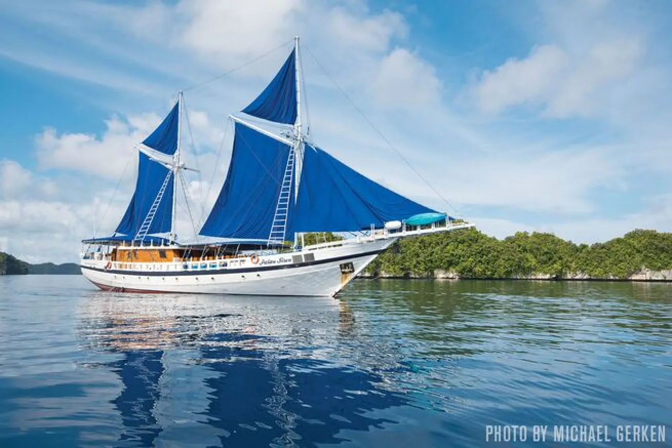 Siren liveaboard scuba diving