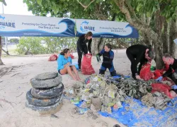 big_blue_vanuatu_sorting_trash_.jpg.webp