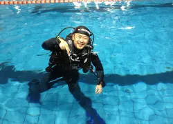 ye-xi-in-pool.jpg.webp