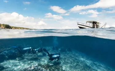 Low-Res_A-split-shot-of-scuba-divers-departing-on-a-dive-in-Nusa-Penida C-Indonesia.jpg.webp