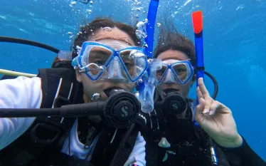 Yaira and Michelle snap an underwater selfie _YairaOrtiz.png.webp