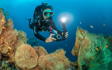 below_surface_tobias_friedrich__i_-black-hose-.scubadivingmagazine.march.jpg.webp