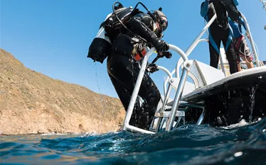 boat-diver-wear-layers-underwater-.jpg.webp