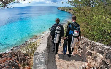 bonaire-shore-scuba-diving-photo-divers.jpg.webp