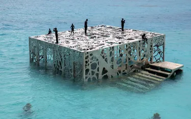 decaires-taylor-sculpture-maldives-.jpg.webp