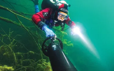 dive-hacks-scuba-diving-scooter-dpv-.jpg.webp