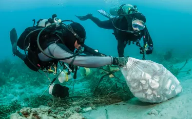 diver-trash-.jpg.webp