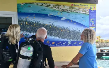 divers-inspect_buddy-house-reef-sign-web.jpg.webp
