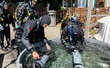 divers-rinsing-dpvs-annie-crawley.jpg.webp
