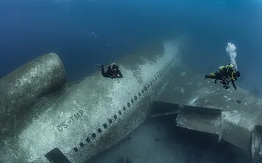 divers-top-red-sea-airplane-brett-hoelzer.jpg.webp