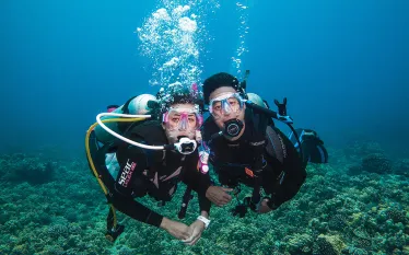 happy-couple-diving-daniel-tayenaka-padi.jpg.webp
