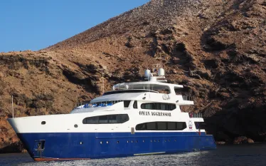 our_boat_in_hallaniyat_island_.jpg.webp