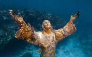 rob-darmanin-christ-statue-.jpg.webp