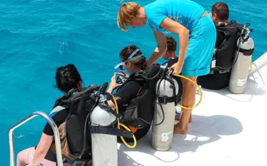 scuba-diving-boat-etiquette.jpg.webp