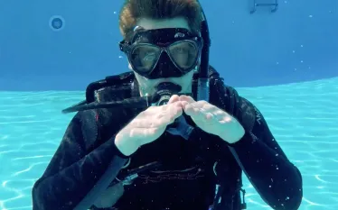 wreck-diving-scuba-hand-signals-video.jpg.webp