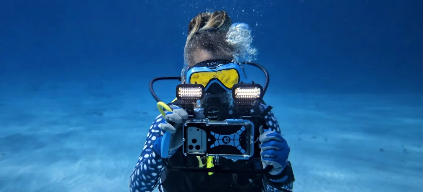 diver underwater using proshot iphone underwater housing 