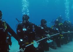 173 scuba divers break the record for longest human chain underwater