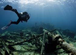 scuba diver shipwreck 